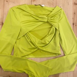 Front twist long sleeve crop top